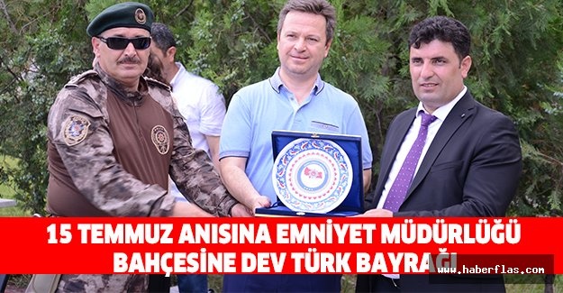 15 TEMMUZ ANISINA EMNİYET MÜDÜRLÜĞÜ BAHÇESİNE DEV TÜRK BAYRAĞI