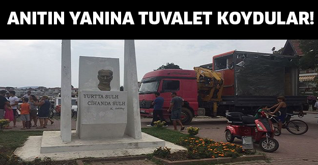 Anıtın yanına tuvalet koydular!