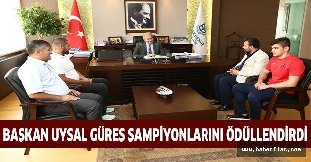 Başkan Uysal güreş şampiyonlarını ödüllendirdi