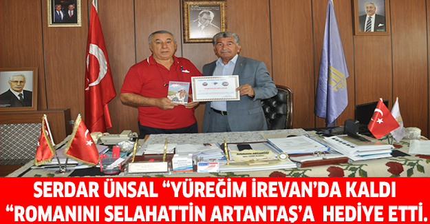 SERDAR ÜNSAL “YÜREĞİM İREVAN’DA KALDI “ROMANINI SELAHATTİN ARTANTAŞ’A  HEDİYE ETTİ.