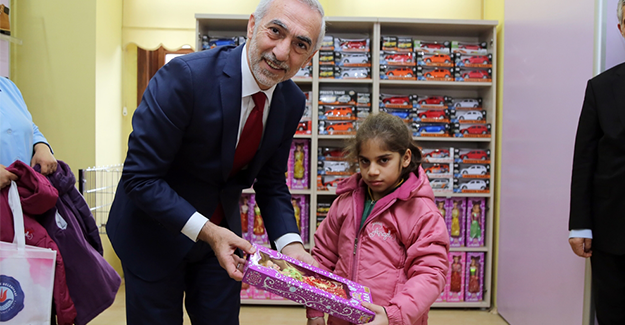 SOSYAL MAĞAZA İLE YÜZLER GÜLÜYOR