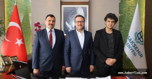 Hızlı okuma şampiyonu Tarık 6 yılda 5 bin kitap okudu