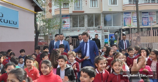 VALİ ÜNLÜ ÖĞRENCİLERE HİKAYE OKUDU