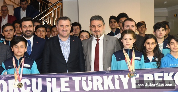 Bakan Bak’tan Esenyurt’a spor kompleksi sözü