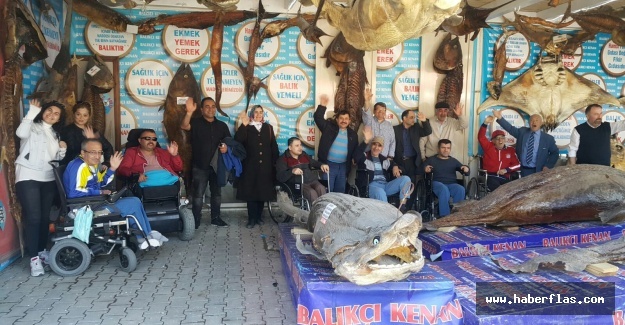 ENGELLİ VATANDAŞLAR BAHARI BALIK EKMEK YİYEREK KUTLADI