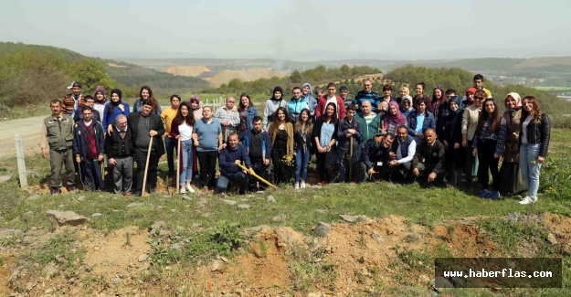 Engelliler üniversite öğrencileriyle birlikte 60 fidan dikti