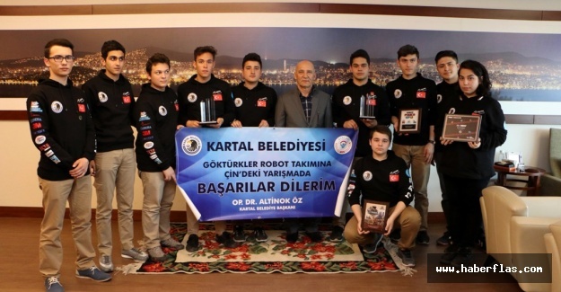 TÜRK BAYRAĞINI ÇİN’DE DALGALANDIRDILAR
