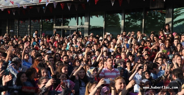 Zeytinburnu’nda Gökten Mesir Macunu Yağdı