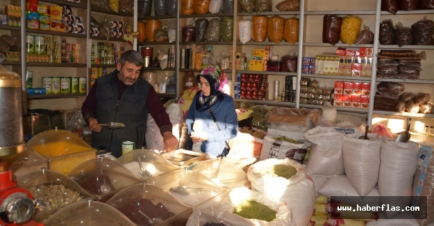 IĞDIR’DA İĞDE TOZU SATAN BAHARATÇIYA BÜYÜK İLGİ