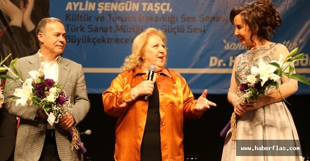 TRT Sanatçısı Taşçı Büyükçekmecelileri mest etti