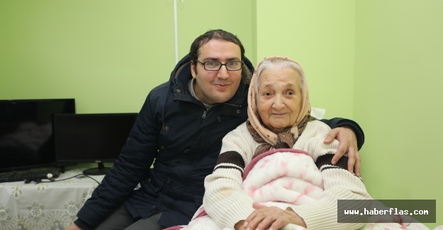 Yaşlı Kadına Yardım Eli
