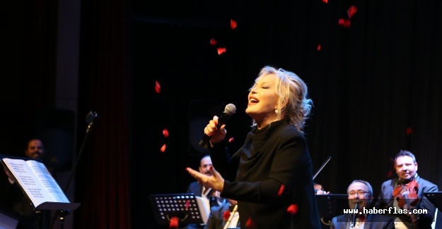 Emel Sayın’dan Başkan Esprisi