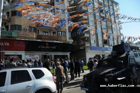 Diyarbakır'da AK Parti binasına saldırı