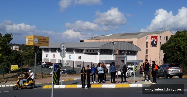 Kaldırım dar geliyor, araç yolunda tehlikeli bir yürüyüşle evlerine dönüyorlar
