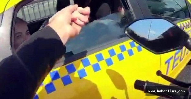 Motosiklet sürücüsü, trafikte taksideki kadının elini tuttu