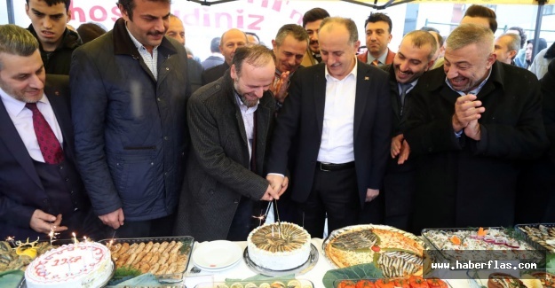Yağmur altında hem oynadılar hem hamsi yediler
