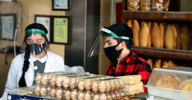 Büyükçekmece esnafına maske ve siperlik dağıtılıyor
