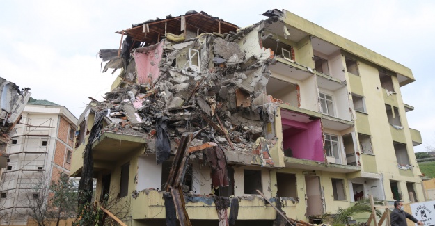 Büyükçekmece’de risk taşıyan 3 bina daha yıkıldı