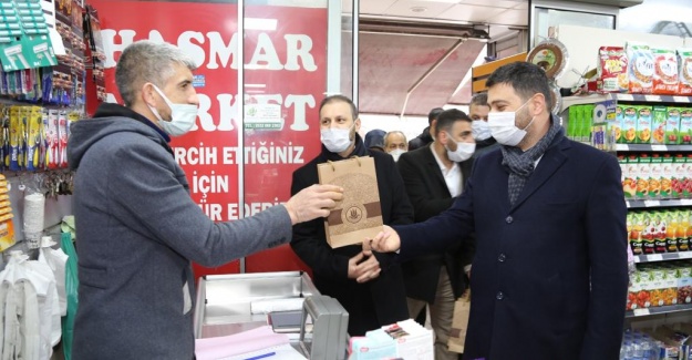 BELEDİYEDEN 7'DEN 70'E HERKESE MASKE VE KOLONYA