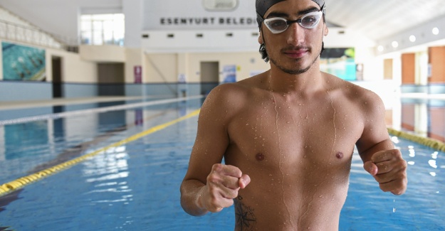 Engelli bir sporcu engelsiz sporcuları geçiyor