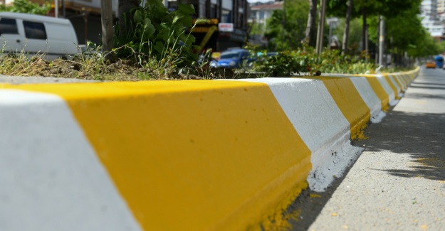 Esenyurt’ta ana arterlerin boyaları yeniliyor