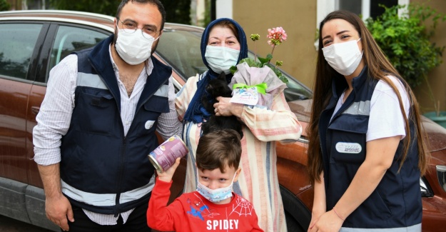 Hayvansever annelere süpriz kutlama
