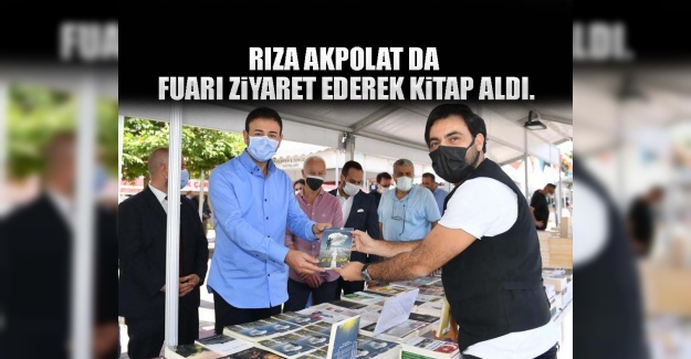 Rıza Akpolat da fuarı ziyaret ederek kitap aldı.