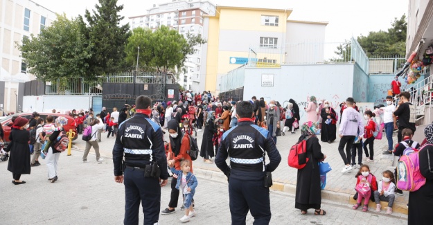 Küçükçekmece’de okul önlerinde sıkı denetim