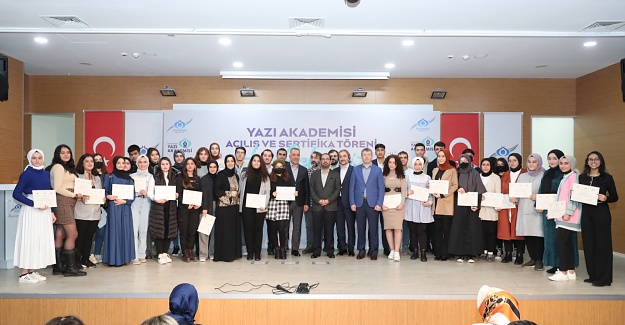 Genç edebiyatçılar sertifikalarını aldı