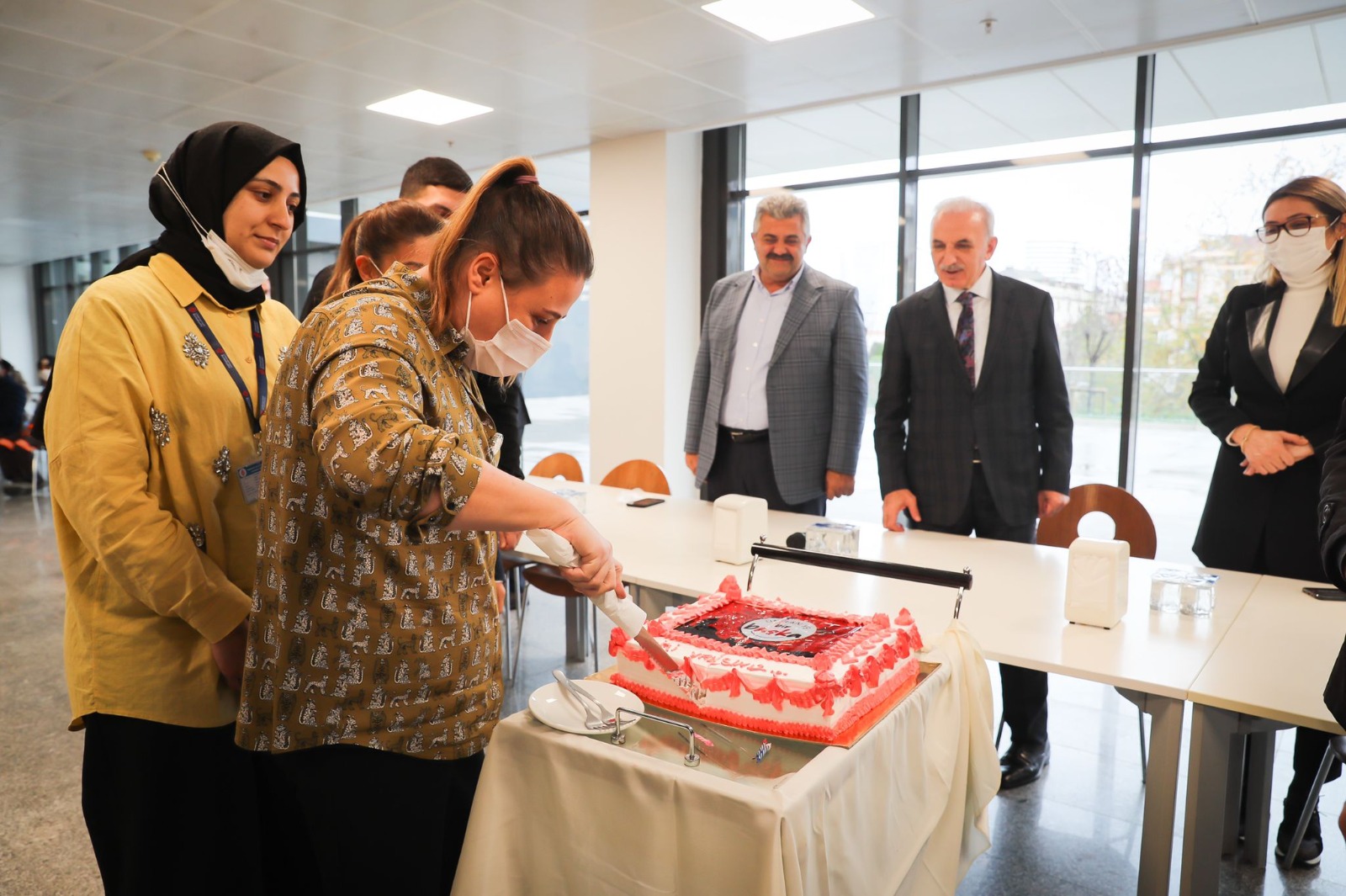 Personele doğum günü sürprizi