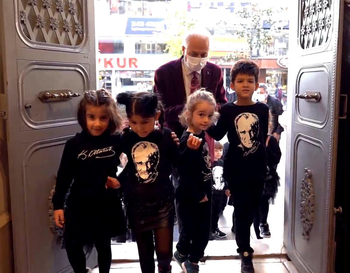 Şişli’de öğrencilerden 10 Kasım marşı