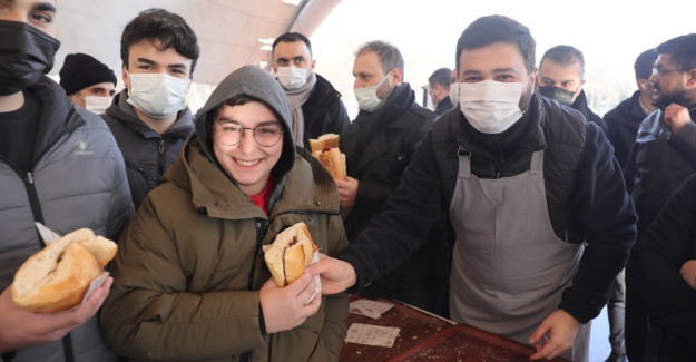 Kağıthane’de 10 bin kişi karda sucuk ekmek keyfi yaptı