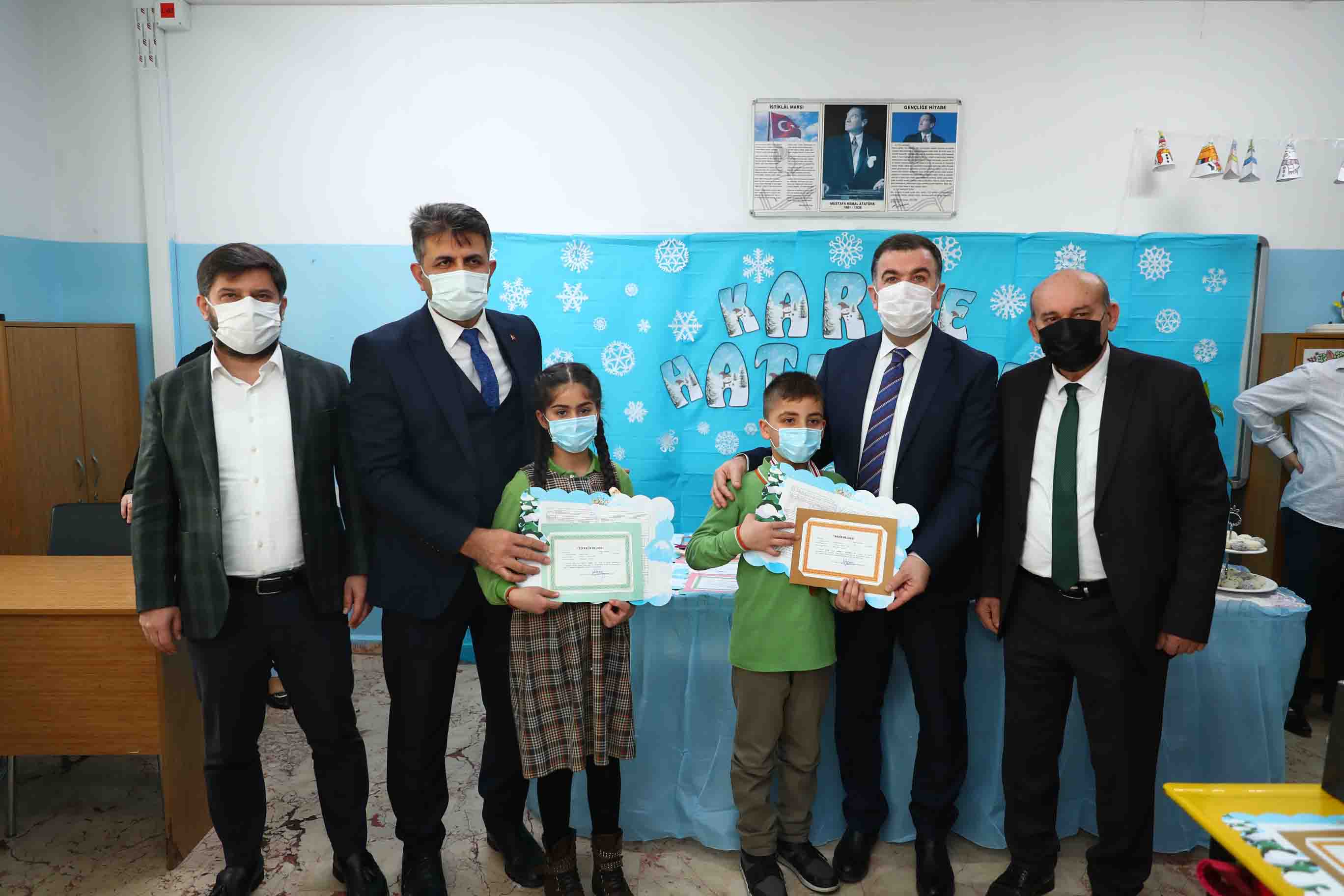 Şarkılar söyleyerek karnelerini aldılar