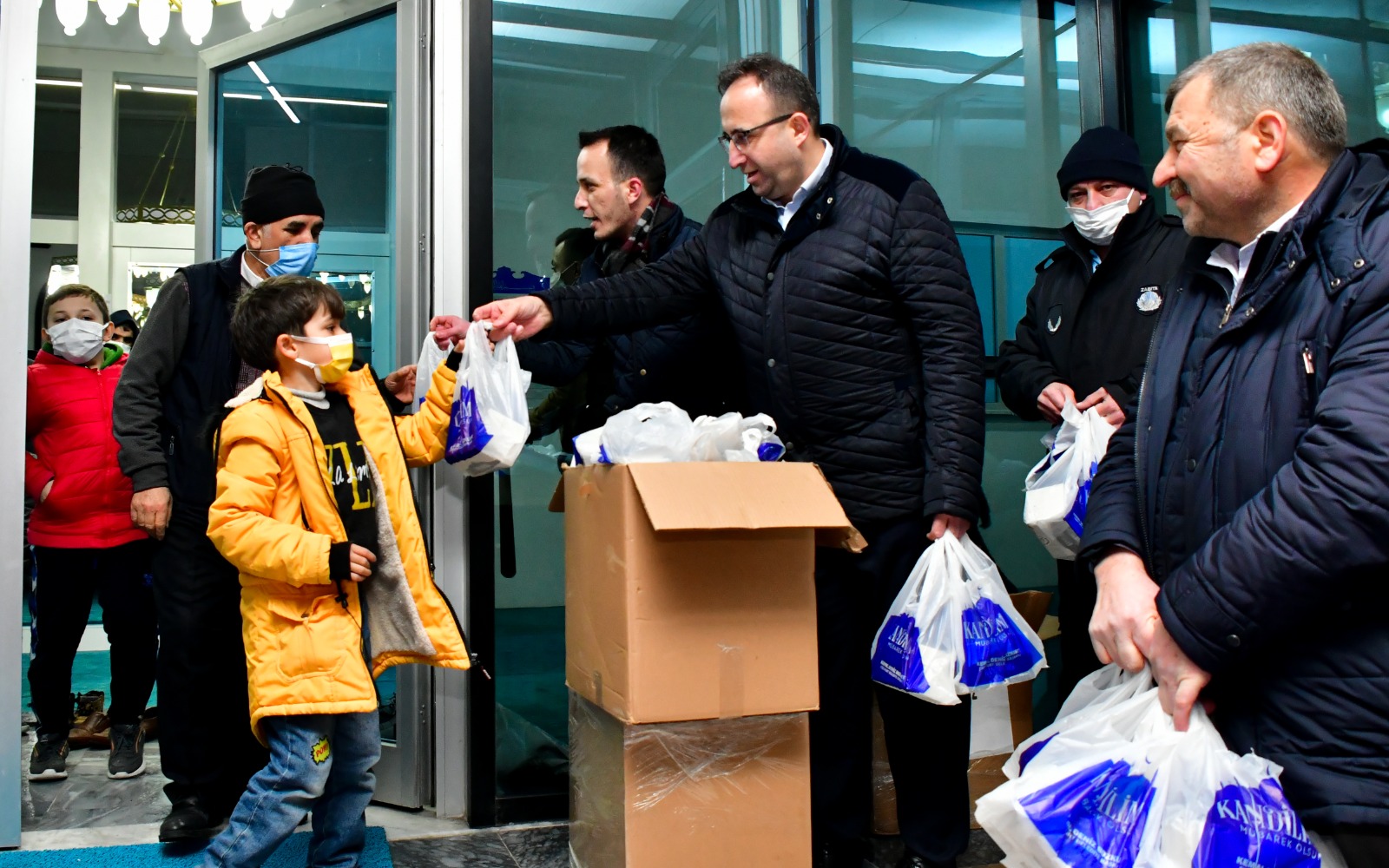 Esenyurt Belediyesi’nden kandil simidi ikramı
