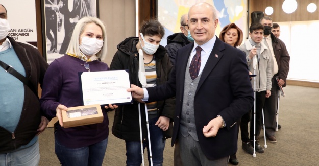 Görme engelli vatandaşlara “akıllı baston” hediye edildi