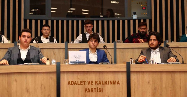 Yarının Türkiye’sinde söz sahibi olmak isteyen gençler kıyasıya yarıştı