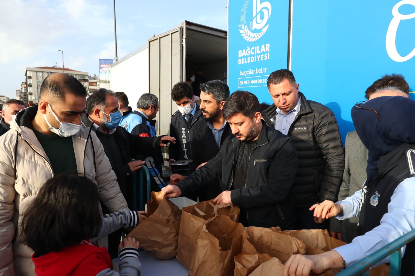 Bağcılar’da Her Gün İftarlık Kumanya Dağıtılıyor