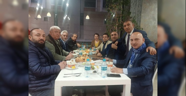 Gazeteciler Adil Cafe’de buluştu