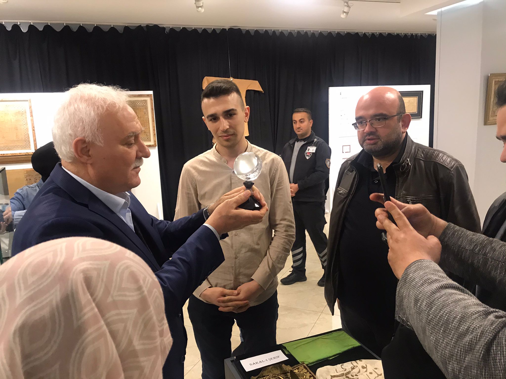 PROF. DR. NİHAT HATİPOĞLU K BE SERGİSİ’Nİ ZİYARET ETTİ