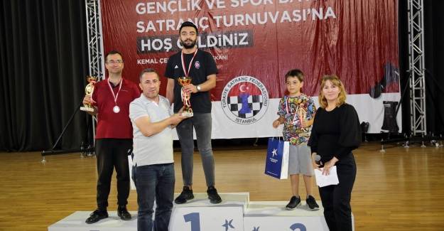 19 MAYIS SATRANÇ TURNUVASI’NDA ÖDÜLLER SAHİPLERİNİ BULDU