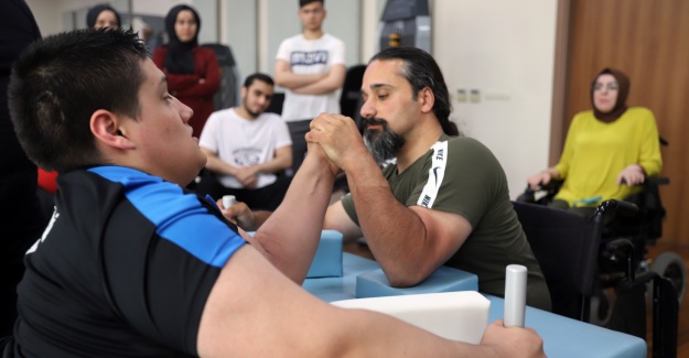 Demir bilekler kozlarını paylaştı