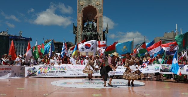 FESTİVALİN RUSYA'NIN UKRAYNA İŞGALİNE  SON VERMESİNİ DİLİYORUZ