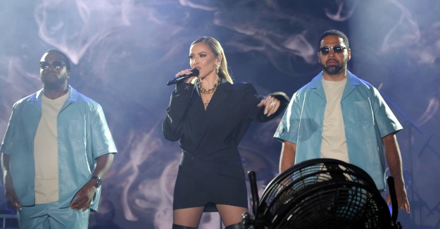 Ataşehirde’ki festivalde Hadise rüzgarı esti
