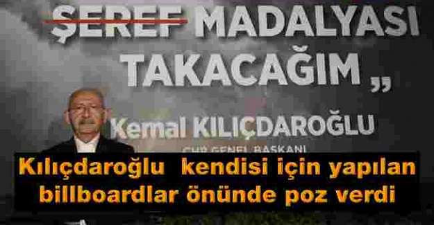 Kılıçdaroğlu Elazığ'da kendisi için yapılan billboardlar önünde poz verdi