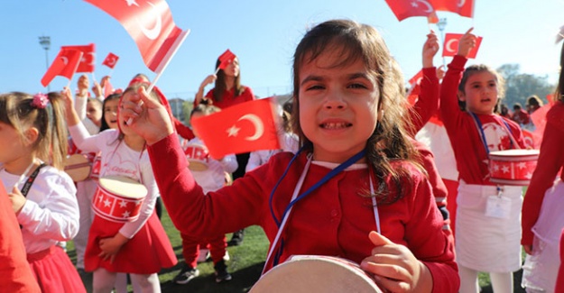 Şükrü Genç: Cumhuriyeti hala en derinden hissediyoruz dedi.