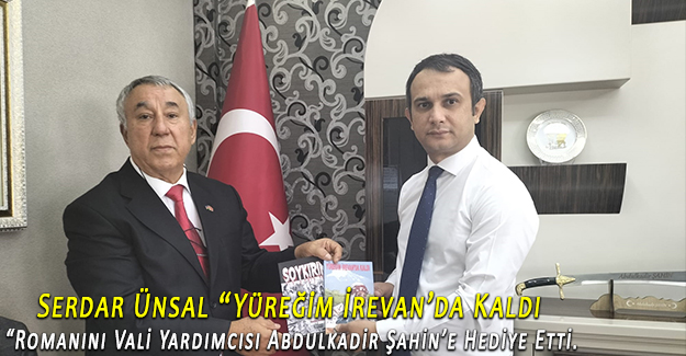 Serdar Ünsal “Yüreğim İrevan’da Kaldı “Romanını Vali Yardımcısı Abdulkadir Şahin’e Hediye Etti.