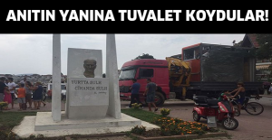 Anıtın yanına tuvalet koydular!