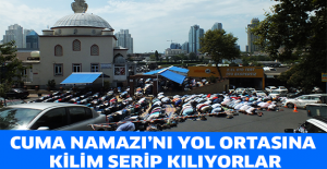 Cuma Namazı’nı yol ortasına kilim serip kılıyorlar
