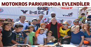 Motokros parkurunda evlendiler
