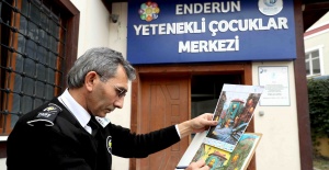 Resim öğrencilerini izleyerek ressam oldu